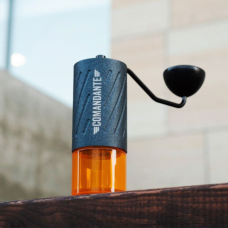 Comandante C60 Baracuda 手動コーヒーグラインダー - Nautilus Blue (60 mmバー)